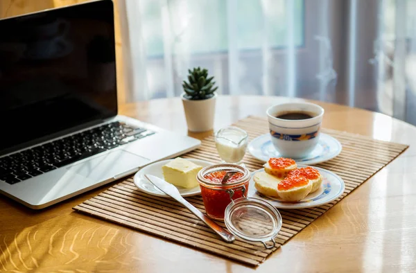 Business Frukost Kaffe Och Kaviar Smörgåsar Kopp Kaffe Med Bärbar — Stockfoto