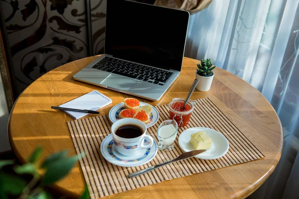 Obchodní Snídaně Káva Kaviárové Sendviče Šálek Kávy Laptopem — Stock fotografie