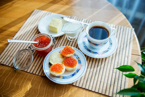 Café Manhã Xícara Café Sanduíche Com Caviar Vermelho — Fotografia de Stock