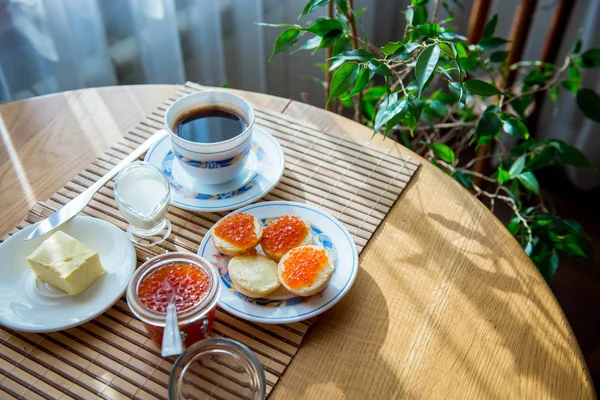 Ontbijt Kopje Koffie Een Broodje Met Rode Kaviaar — Stockfoto