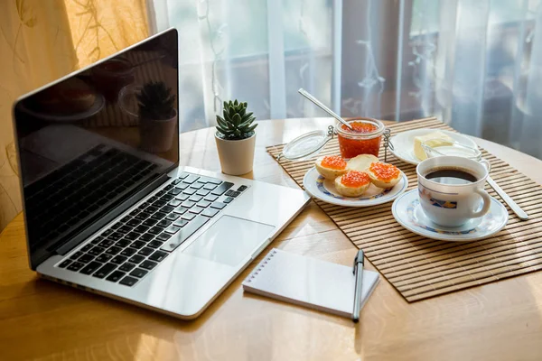 Kahvaltısı Kahve Havyar Sandviç Bir Dizüstü Bilgisayar Ile Fincan Kahve — Stok fotoğraf