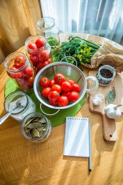 Verse Tomaat Ingrediënten Voor Conservering Bereiding Gemarineerde Gezouten Tomaat — Stockfoto