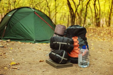 Kamp elementleri, sonbahar ormanlarında kamp yapmak.