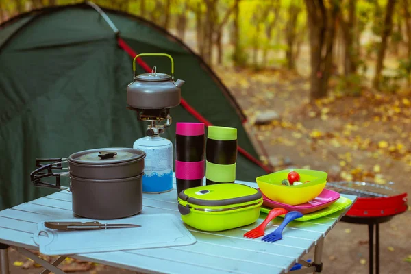 森林里有书桌和椅子的野营帐篷 户外有安培炊具 — 图库照片