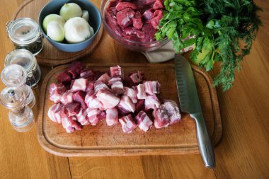 Çiğ et, çiğ sığır kebabı doğranmış et. 