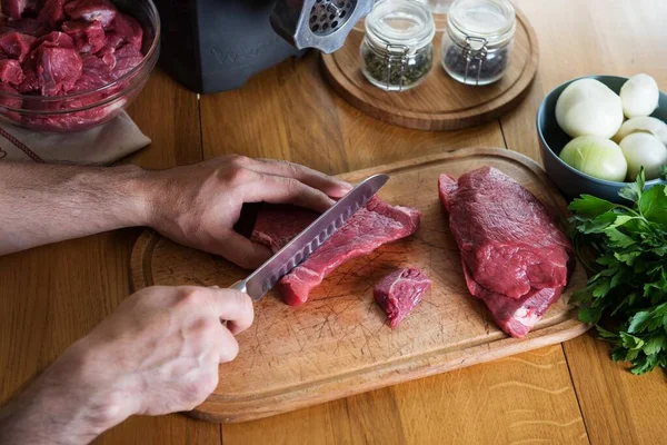 Mann Schneidet Fleisch Mit Messer Fleisch Liegt Auf Kochbrett — Stockfoto