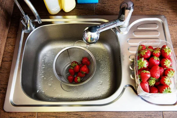 Mytí Ovoce Jahody Kuchyňském Dřezu Vodou — Stock fotografie