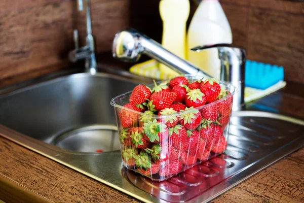 Mycie Owoców Truskawki Zlewie Kuchennym Wodą — Zdjęcie stockowe
