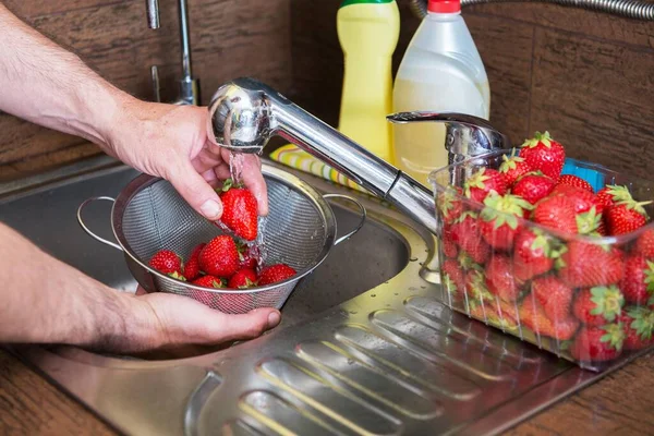 男人洗手草莓 厨房水池里新鲜收获的草莓 — 图库照片