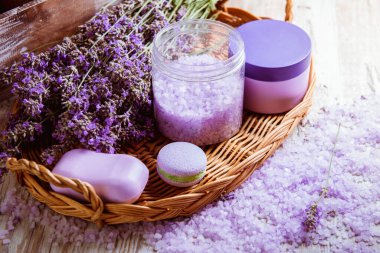 Lavantadan yapılmış vücut ve banyo için doğal kozmetik ürünleri, spa aksesuarları.
