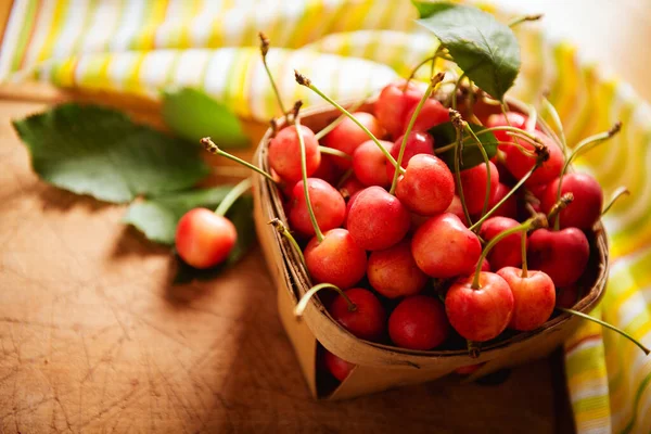 Cerises Mûres Dans Panier Sur Table — Photo