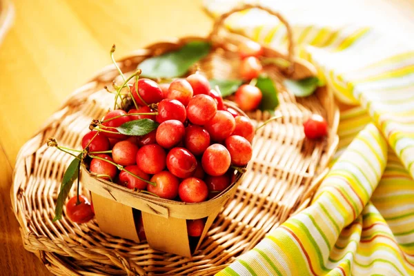 Cerises Mûres Dans Panier Sur Table — Photo