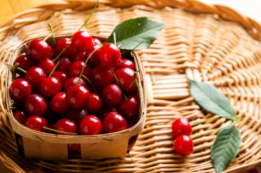 Kirazlar, olgun tatlı kirazlar sepette