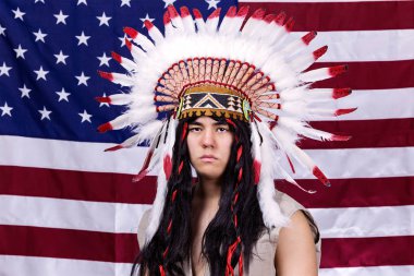Kızılderili bir headdress ABD bayrağı arka planı içinde