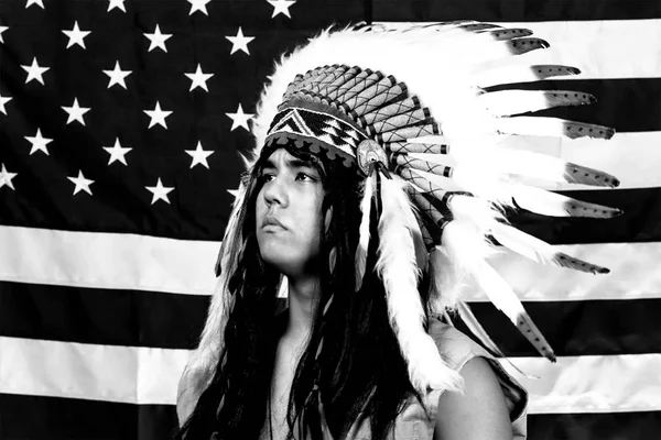 Indianer Mit Kopfbedeckung Vor Dem Hintergrund Der Flagge — Stockfoto