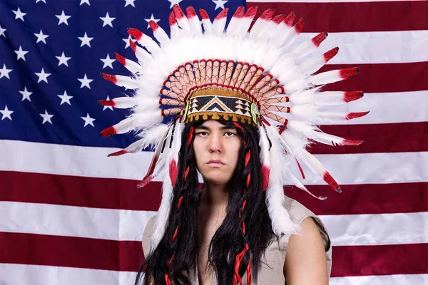 Kızılderili bir headdress ABD bayrağı arka planı içinde