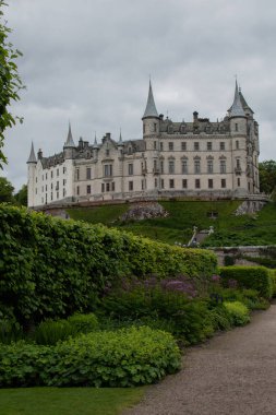 Dunrobin Kalesi Fairytale görünümü, muhteşem bir bahçe çiçeklerle dolu, Sutherland, İskoçya, İngiltere