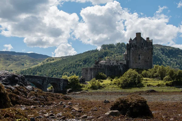 Castillo de Eilean Donan, en la entrada de Loch Duich, en Kyle of Lochalsh en las tierras altas occidentales de Escocia, uno de los más sugestivos, Reino Unido — Foto de Stock