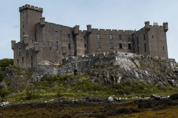 Dunvegan Castle on a gloomy day, Scotland, UK — Stock Photo, Image