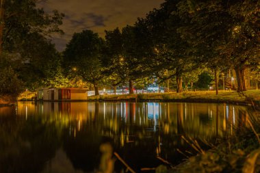Hollanda kanalında bulanık yansıması olan kayıkhane