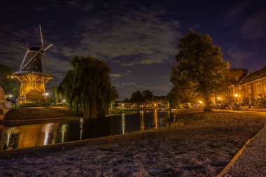 Bir kanal yanında Hollanda yel değirmeni