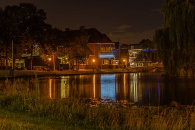 Suda bulanık ışıklarla bina