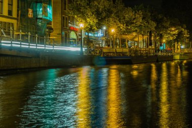 Suda bulanık yansımaları ile Hollanda şehir merkezi