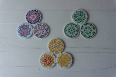 Renkli diskler düzgünce beyaz bir tablo üzerinde düzenlenmiş