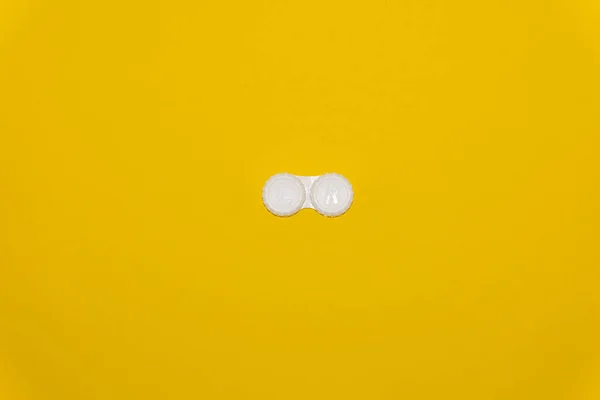 Caja de almacenamiento de lentes de contacto sobre fondo amarillo — Foto de Stock