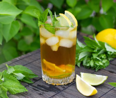 Limonlu buzlu çay ve limonlu bardak.
