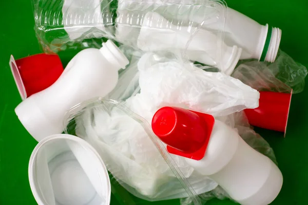 Boş plastik şişeler, bardaklar ve torbalar geri dönüşüm için.