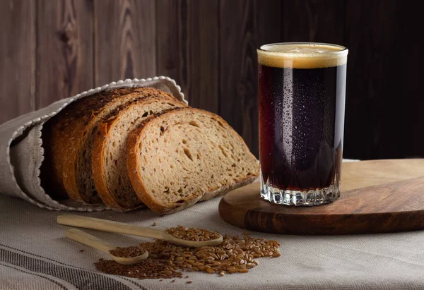 Tahta arka planda çavdar ekmekli Kvass.