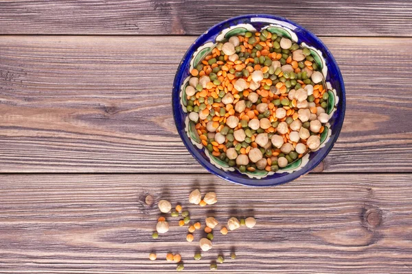 Nohut, mercimek ve ahşap arka planda mung.