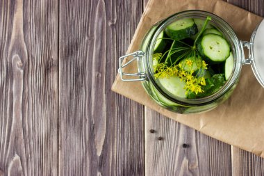 Ev yapımı mayalanmış sebzeler