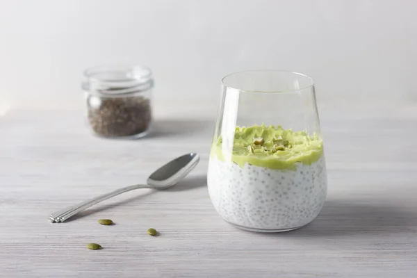 Avokado ve tohumlardan yapılmış sağlıklı chia pudingi. Beyaz arkaplan.