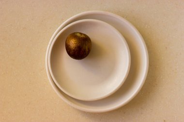 Bej seramik tabaklarda Avokado kemiği