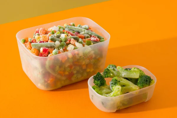 Menging van bevroren groenten in een plastic verpakking. — Stockfoto
