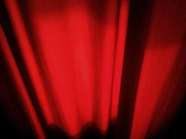 Primer plano de las cortinas de color rojo oscuro en una habitación —  Fotos de Stock