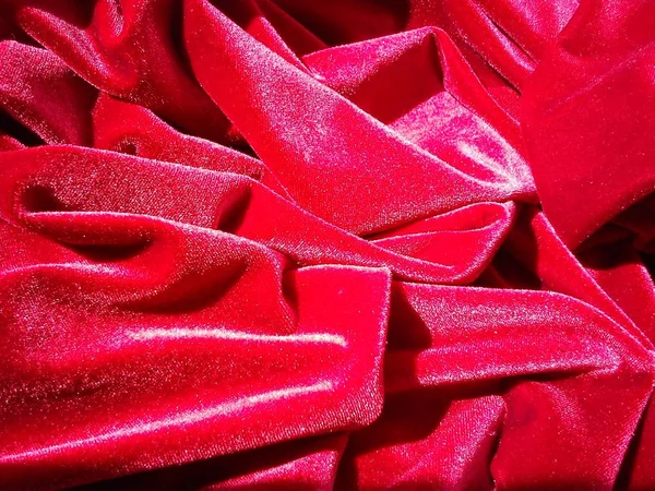 Rode sensuele velours verkruimeld en schijnt in de zon — Stockfoto