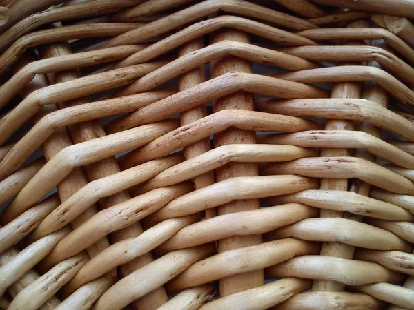 Košík tkané z révy v teplých béžových tónech — Stock fotografie