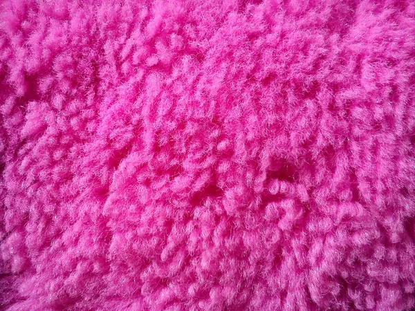 Material de pelúcia rosa macio para brinquedo de bebê. Lã com carretéis . — Fotografia de Stock