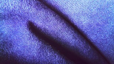 Kadife veya kadife gibi görünen koyu mavi kumaş. İç mekanlar için kırık dalgalar