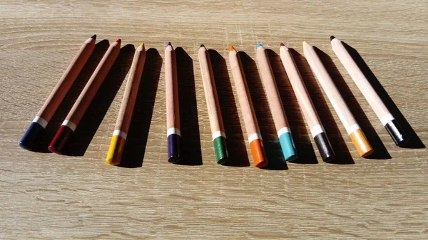 Vícebarevné dřevěné tužky trojúhelníkové v sekci jsou navrženy pro vývoj jemných motorické dovednosti — Stock fotografie