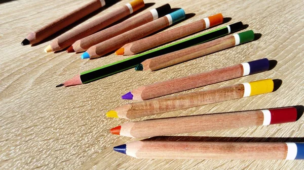Buntstifte zum Zeichnen. Bleistifte für die korrekte Position des Stifts in den Fingern. die Entwicklung der Feinmotorik der Finger — Stockfoto