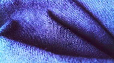 Kadife veya kadife gibi görünen koyu mavi kumaş. Kırık dalgalar. Mavi. Violet, ne kadar. Siyah