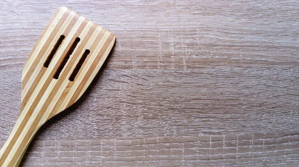 लकड़ी का स्पैटलू एक लकड़ी की मेज पर है — स्टॉक फ़ोटो, इमेज