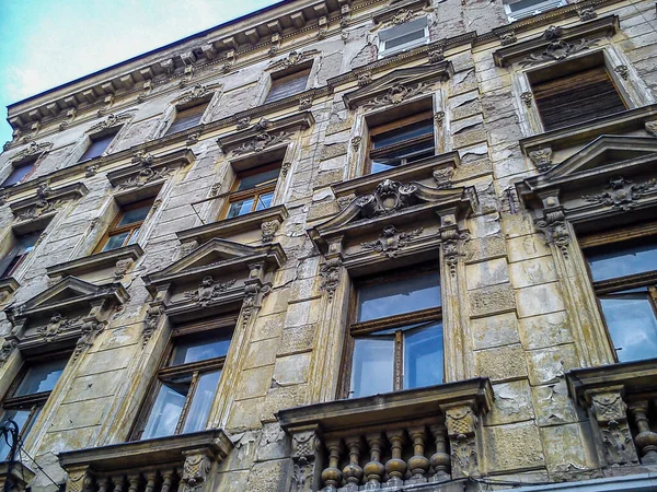 Temisoara, Rumunsko - 5. října 2019 krásná fasáda staré barokní budovy s okny odrážejícími oblohu — Stock fotografie