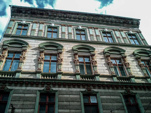Temisoara. Rumania - 6 de octubre de 2019 hermosa fachada de un antiguo edificio barroco con ventanas que reflejan el cielo — Foto de Stock