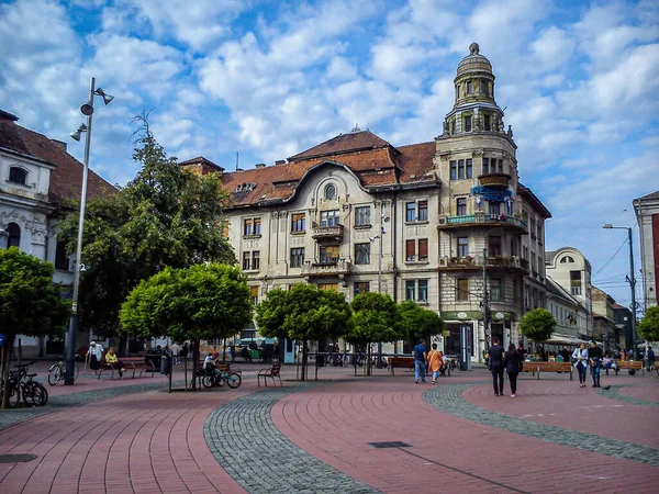 Temisoara, Rumania - 5 de octubre de 2019 La antigua plaza de adoquines de la vieja ciudad europea con buen tiempo. Arquitectura antigua, gente caminando. Parcialmente nublado — Foto de Stock