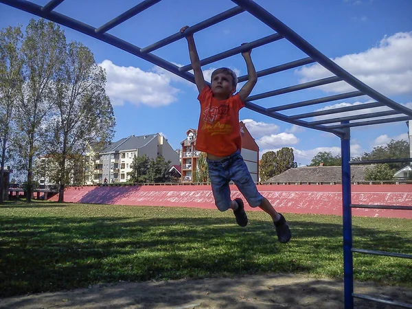 Bělehrad, Srbsko, 11. října2019. Chlapec cvičí na hřišti v městském parku — Stock fotografie